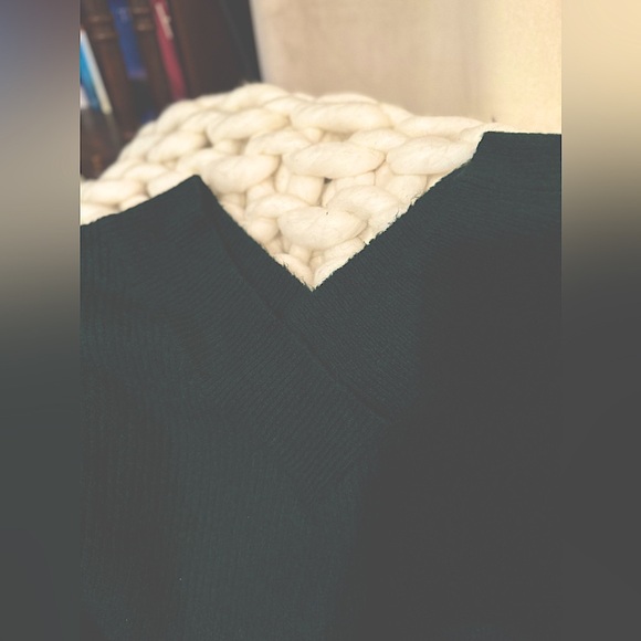 Vneck sweater NWOT - Picture 4 of 4